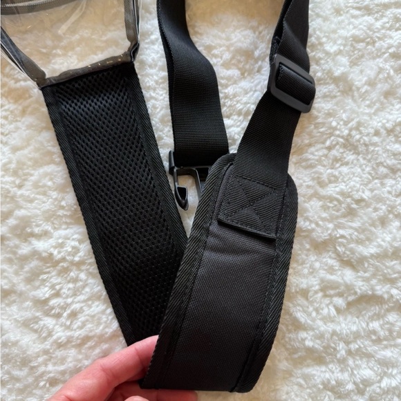 New Green Day 2025 Official VIP Merch Set – Clear Crossbody Bag, Bandana & Socks - Picture 8 of 9